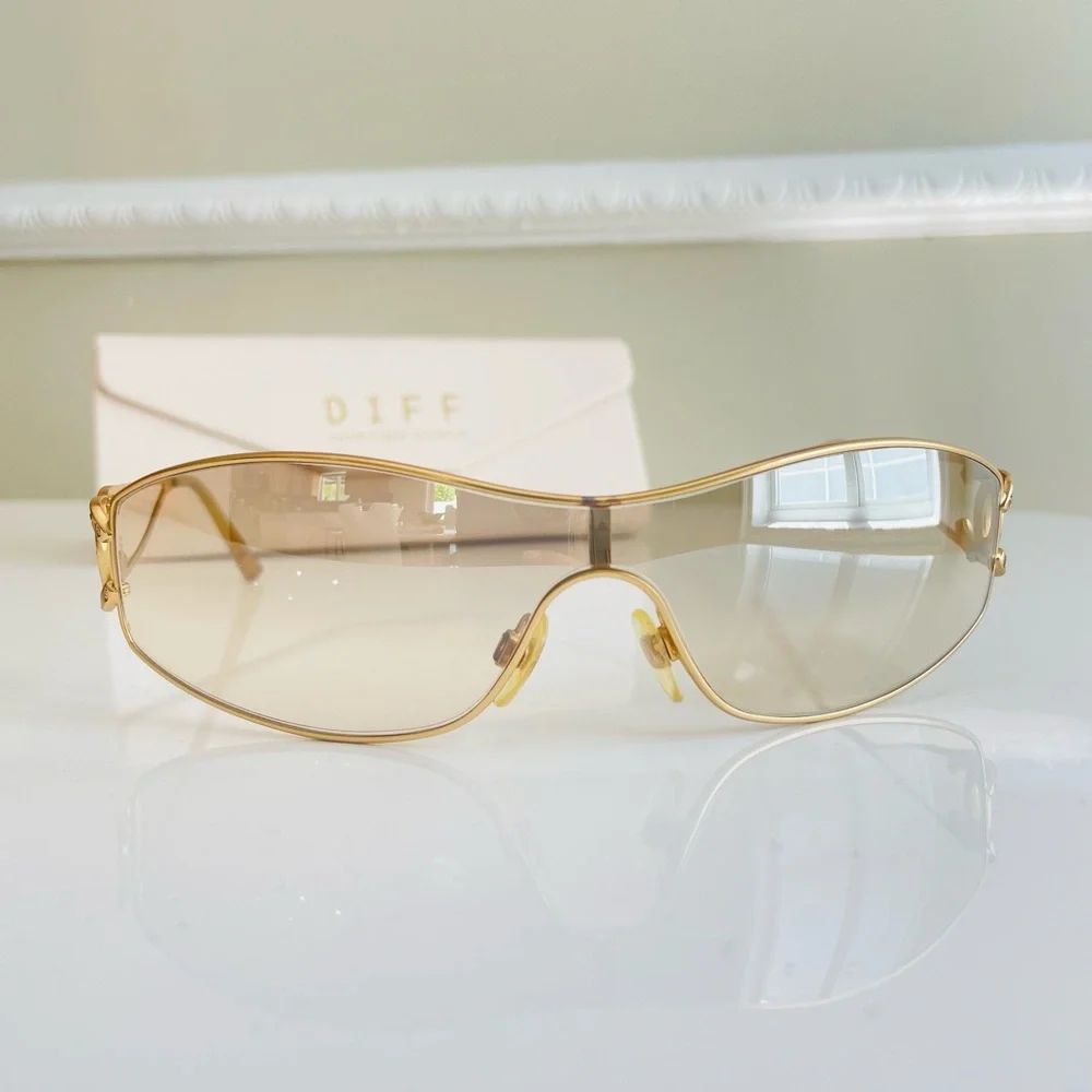 🌸SOLD🌸CHANEL AUTHENTIC Gold CC crystal sunglasses - Picture 11 of 16